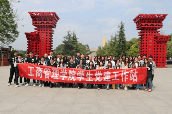 清明祭英烈 共铸中华魂——新葡的京集团35222vip组织师生代表赴成都市烈士陵园开展祭扫活动
